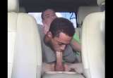 Chupando um cacete dentro do carro
