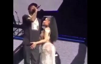 Nicki Minaj pegando na pica de Meek Mill durante o show