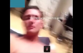 Vaza vídeo do Stephen Bear dedilhando o cu e batendo punheta